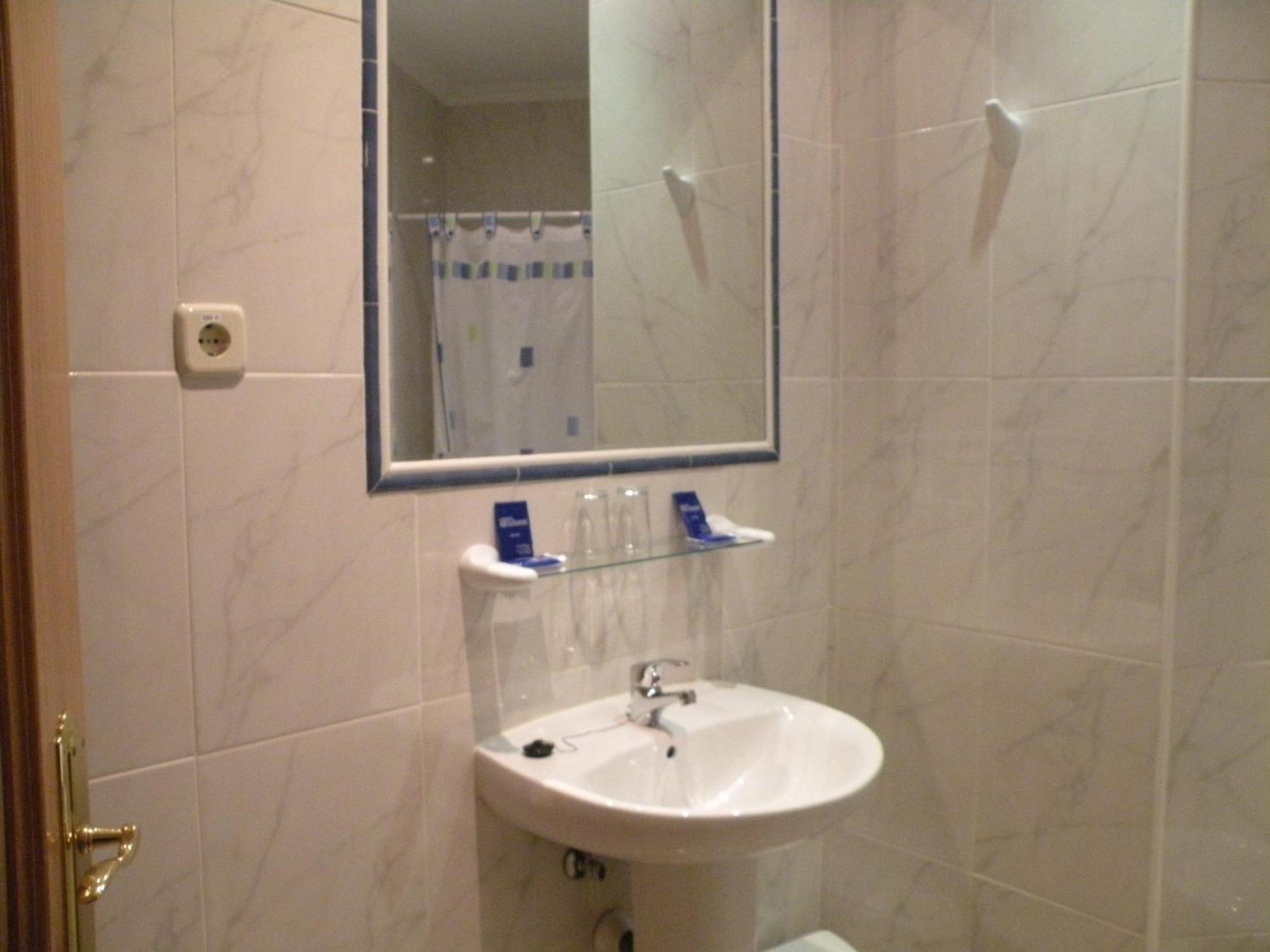 Hostal Benamar Madrid Exterior photo